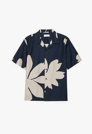 Lyhythihainen paita, jossa on tummansininen tausta ja suuria beigekukkakuvioita, napit edessä, levitetty kaulus ja sileä kangastekstuuri.