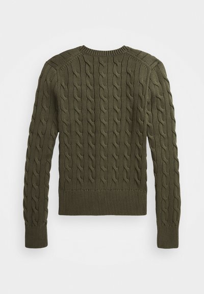 Olivengrønn kabelstrikket genser med lange ermer og ribbestrikkede mansjetter og nederkant, vist bakfra på hvit bakgrunn.
