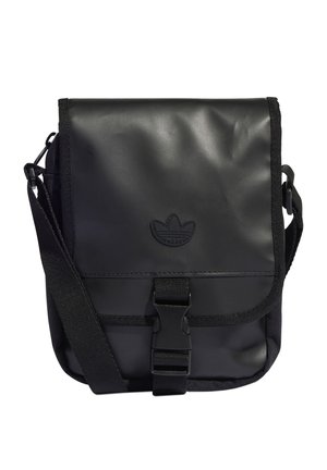 Sac bandoulière noir avec sangle réglable, rabat avant avec boucle en plastique et logo embossé sur le panneau supérieur lisse.