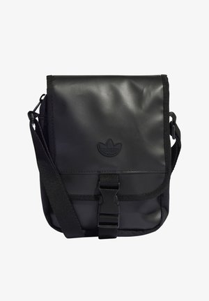 Sac bandoulière noir avec sangle réglable, rabat avant avec boucle en plastique et logo embossé sur le panneau supérieur lisse.