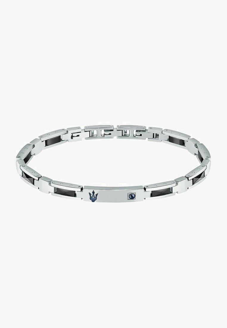 Bracelet en argent présentant des maillons entrelacés, des accents noirs et un détail de logo bleu. Surface lisse avec une finition polie.