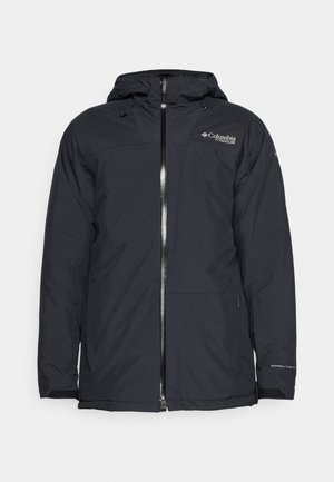 Chaqueta impermeable negra con cremallera frontal, capucha ajustable y detalle del logotipo en el pecho. Fabricada con material ligero y transpirable.