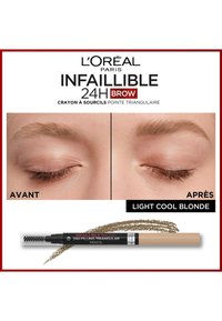 Crayon à sourcils triangulaire d'une teinte blonde froide claire, avec un tube noir portant le texte, indiquant "avant" et "après" l'amélioration des sourcils.