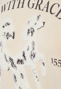 Tessuto beige chiaro con un motivo testurizzato di barboncini bianchi e marroni, con un testo nero in grassetto che recita "WITH GRACE" e il numero "155."