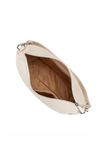 Beżowa skórzana kopertówka o gładkiej fakturze, zamykana na zamek, z jasnobrązowym wnętrzem z markowym wykończeniem. Ustrukturyzowany owalny kształt.