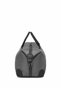 Bolsa de viaje tipo duffel de textura gris con asas negras, colocada en posición vertical y centrada, mostrando la cremallera frontal y el detalle de hebilla lateral sobre fondo blanco.