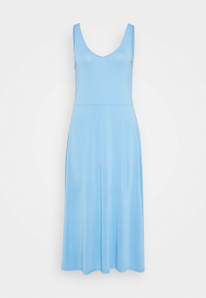 Robe midi sans manches bleu clair avec encolure dégagée et silhouette trapèze sur fond blanc.