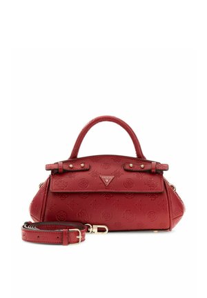 Sac à main rouge Guess avec motif logo en relief, poignée supérieure, rabat avant et bandoulière amovible placée à côté.