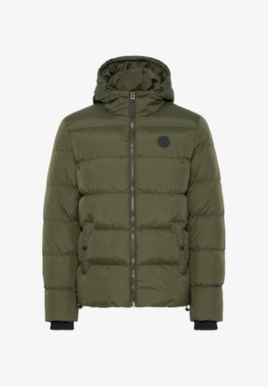 Oliven grøn polstret vinterjakke med hætte, lynlås foran, sidelommer med trykknapper og sort logo-patch på brystet.