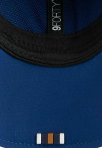 Baseballmütze aus navyblauem Stoff, schwarzem Schirm und einer leicht strukturierten Oberfläche. Verfügt über einen kleinen mehrfarbigen Akzent an der Vorderseite.