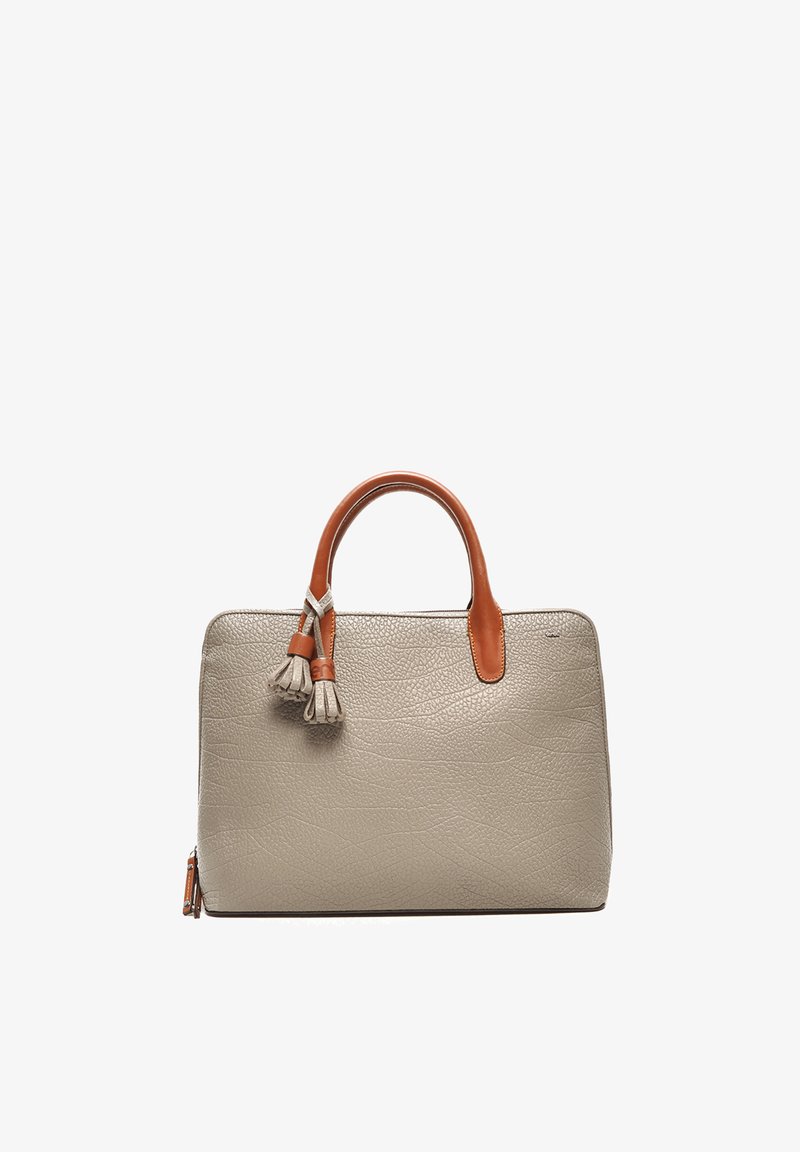Lichtgrijze leren handtas met een textuur, voorzien van tan lederen handvatten en decoratieve kwastjes. Beschikt over een ritsluiting en heeft een gestructureerde vorm.