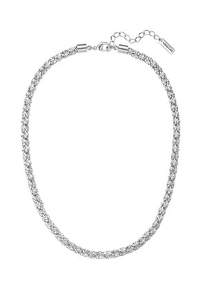 Zilveren ketting met een schakels die in elkaar zijn geweven, een gladde textuur, en een karabijnhaak met een verstelbare ketting en een label.