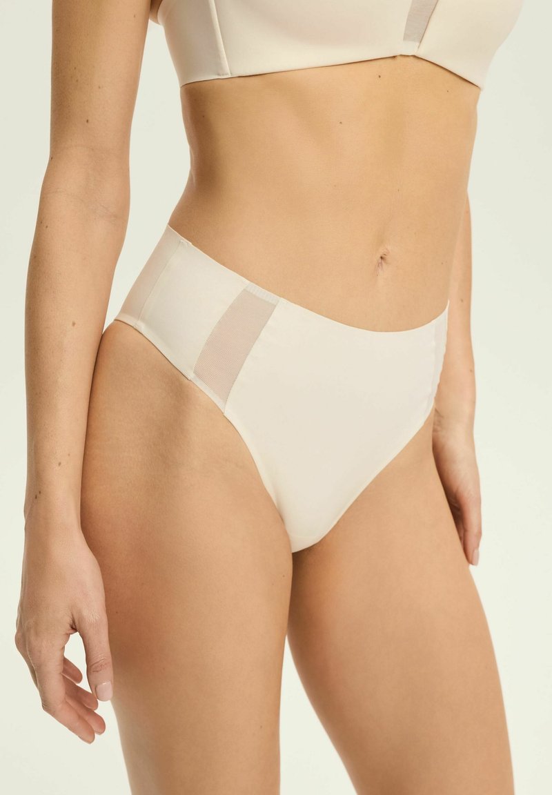 Bikini z wysokim stanem, bezszwowy, w kolorze ecru, z siateczkowymi panelami bocznymi, gładką teksturą oraz minimalistycznym designem. Idealny do wygodnego noszenia.