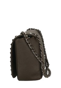 Borsa in finta pelle marrone con forma rettangolare, manico a catena e dettagli con borchie lungo un lato. Superficie testurizzata con linee pulite.