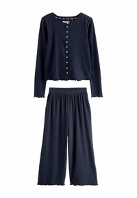Tumes loungewear komplekt, mis sisaldab lühikest toppi nööpidega ja laiade jalgadega pükse. Pehme kangas laineliste servadega ja küljetaskutega.