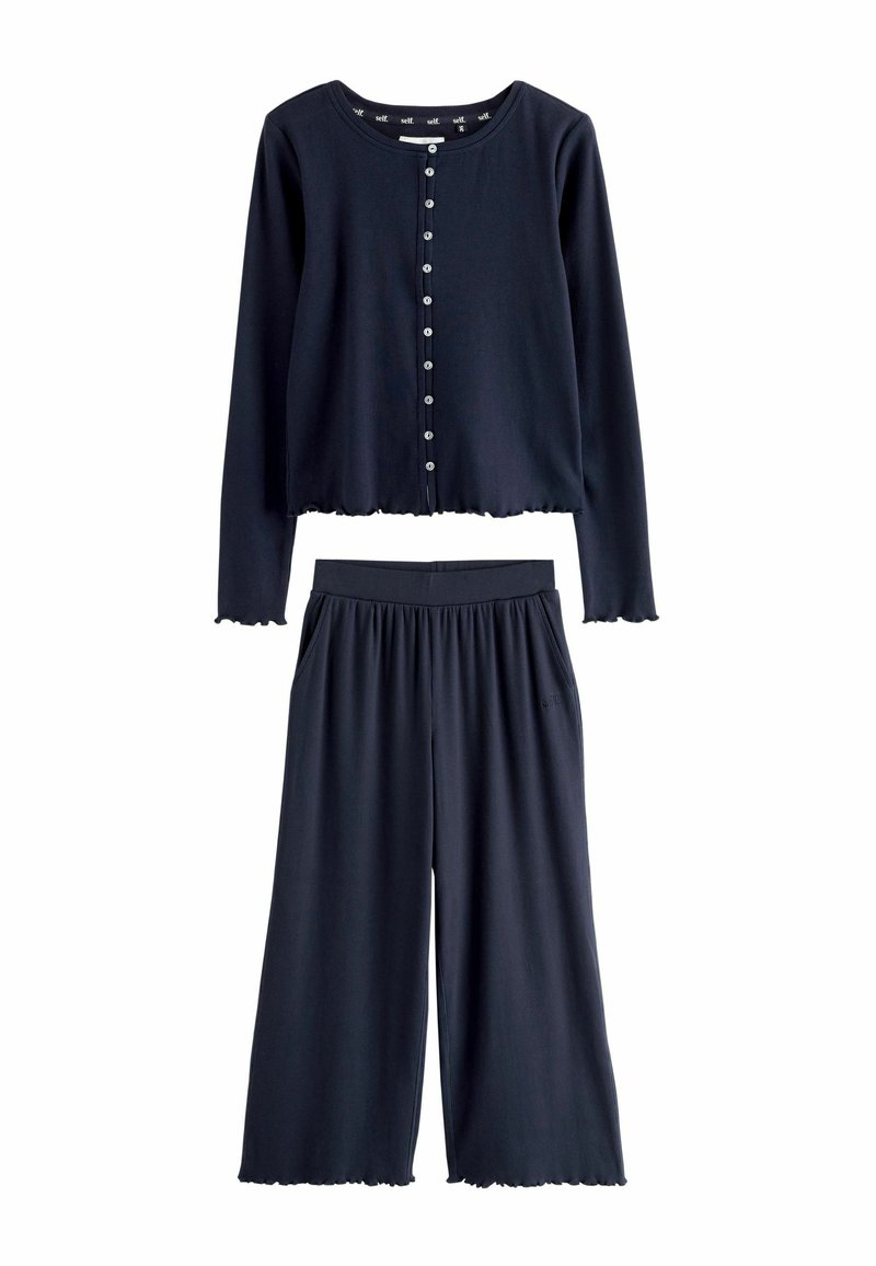 Tumes loungewear komplekt, mis sisaldab lühikest toppi nööpidega ja laiade jalgadega pükse. Pehme kangas laineliste servadega ja küljetaskutega.