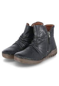 Bottes noires en cuir à la cheville avec texture froissée, fermeture éclair sur le côté et doublure intérieure marron. Semelle plate en caoutchouc avec des détails de couture.