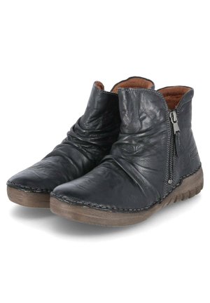 Bottes noires en cuir à la cheville avec texture froissée, fermeture éclair sur le côté et doublure intérieure marron. Semelle plate en caoutchouc avec des détails de couture.