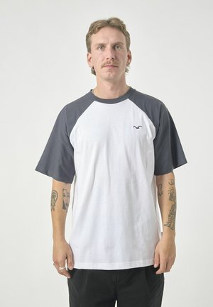 Kurzärmliges Raglan-T-Shirt mit weißem Körper und dunkelgrauen Ärmeln. Verfügt über ein kleines Logo auf der Brust und hat einen lässigen Fit aus weichem Baumwollmaterial.