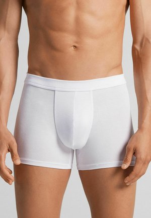 Weiße Baumwollboxershorts mit einer engen Passform, ausgestattet mit einem unterstützenden Abschnitt und einem elastischen Bund, glatte Textur und ohne sichtbare Muster.
