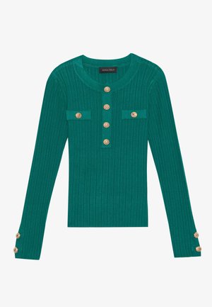 Camiseta de manga larga de canalé en color verde azulado con cuello redondo, botones decorativos dorados en la parte delantera, bolsillos en el pecho y puños en las mangas.