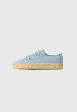 Sneaker in tela azzurra chiara con suola piatta in corda beige e lacci blu coordinati, mostrata dal lato esterno su uno sfondo neutro.