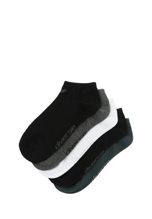 Pięć par niskich skarpet w kolorach czarnym, szarym, białym, ciemnozielonym i ciemnoniebieskim ułożonych w stos, każda z oznaczeniem "diverse" po boku.