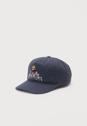 Marineblaue Baseballkappe mit besticktem Motiv eines Monsters, das über einer Stadtsilhouette in weißen und roten Stichen thront.