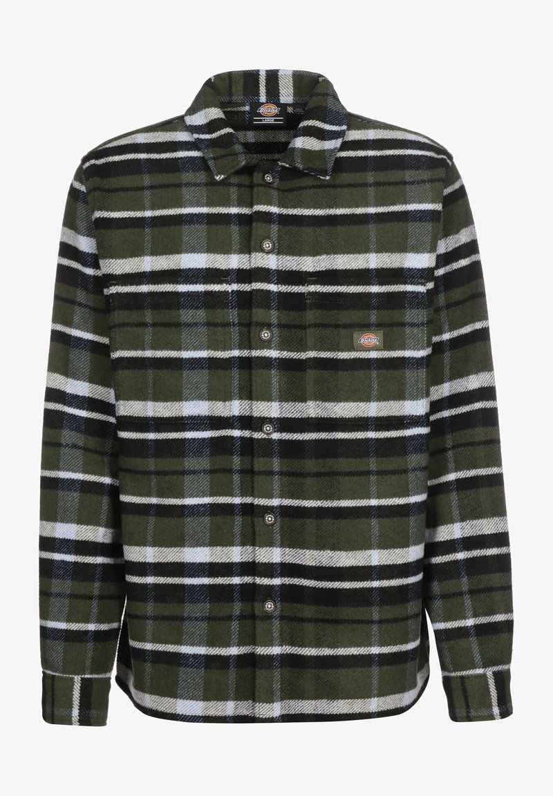 Chemise à carreaux vert, noir et blanc avec col et poche poitrine, présentant un petit écusson logo de la marque sur la poche.