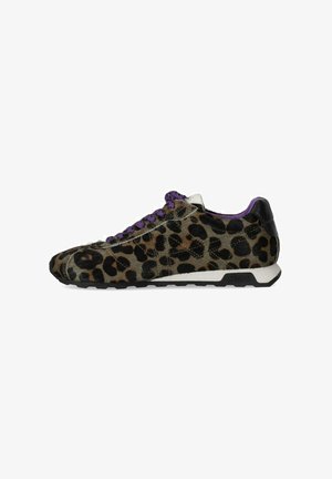 Sneaker con stampa leopardata in camoscio marrone e nero, con lacci viola, tallone nero e una suola intermedia bianca con una suola esterna nera testurizzata.