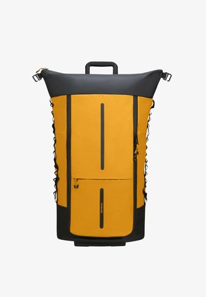 Zaino giallo e nero con design a risvolto, numerose tasche, linee eleganti e tessuto testurizzato. Dotato di una maniglia robusta e spallacci regolabili.