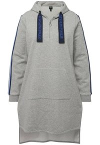 Abito felpa grigio con zip parziale frontale, polsini elasticizzati e tasca a marsupio frontale. Presenta strisce di accento blu scuro e cordini con logo.
