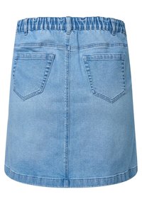 Ljust blå denimkjol med elastisk midja, två bakfickor och rak form. Har en mjuk yta och synlig sömnad.