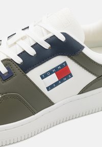 Tommy Jeans RETRO BASKET ESS - Joggesko - deep woods