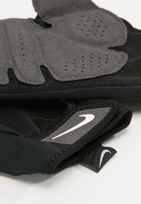 Nike Performance WOMENS GYM ULTIMATE FITNESS GLOVES - Vingerloze handschoenen - black/white