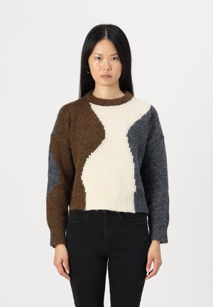 Strickpullover mit abstrakten Farbblöcken in Braun, Creme und Grau; gerippter Kragen und Saum; weiche Textur; lockere Passform.