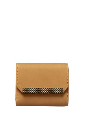 Tan leren portemonnee met een flap sluiting, voorzien van een metallic studdetail langs de voorrand. Glad textuur, compact ontwerp.