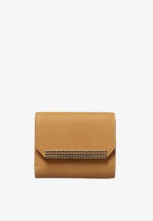 Portefeuille en cuir tan avec une fermeture à rabat, présentant un détail clouté métallique le long du bord avant. Texture lisse, design compact.