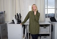 Alyvuogių žalios spalvos neperšlampamas lietpaltis su gaubtu, priekiniu sagų užsegimu ir dviem didelėmis kišenėmis. Lygios tekstūros, vidutinio ilgio dizainas, su reguliuojamomis raištelėmis.