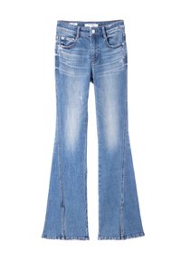 Jeans de campana de color azul claro, hechos de denim, con un aspecto desgastado, cinco bolsillos y un dobladillo deshilachado con detalles en las costuras laterales.