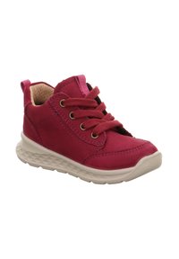 Rosa Wildleder-Ankle-Schuhe mit runder Zehenpartie und strukturiertem Gummisohle. Schnürsenkel und ein gepolsterter Schaft bieten Unterstützung. Seitliche Steppnähte sichtbar.