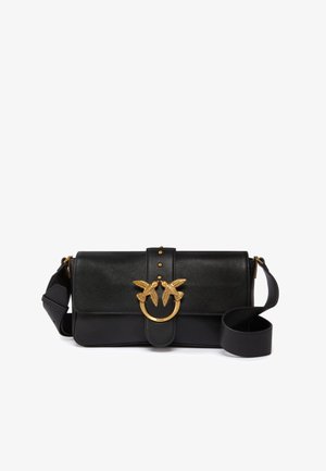 Borsa a tracolla in pelle nera con accessori circolari dorati e due dettagli a forma di uccello, dotata di chiusura a patta e tracolla regolabile.