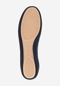 Suola di scarpa in suede nero con fondo in gomma testurizzata, caratterizzata da un inserto di colore beige chiaro e logo stampato, bordi lisci e forma arrotondata.
