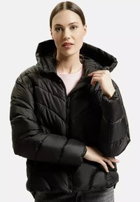 Czarna kurtka puchowa z zapięciem na zamek, w wzór chevron i z kapturem. Wykonana z błyszczącego, lekkiego materiału.