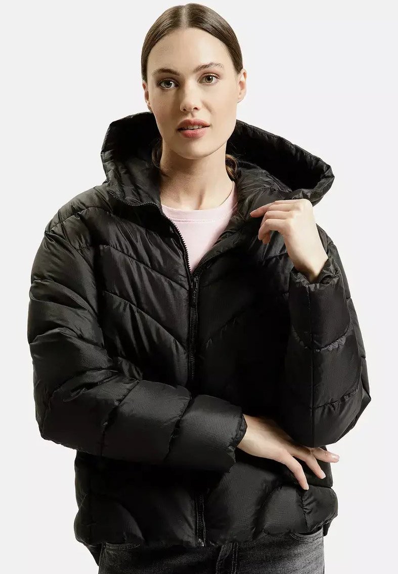 Czarna kurtka puchowa z zapięciem na zamek, w wzór chevron i z kapturem. Wykonana z błyszczącego, lekkiego materiału.