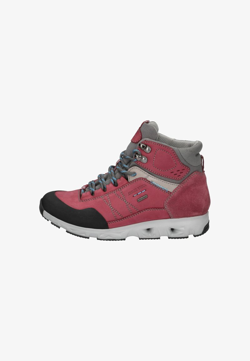 Polovysoká turistická obuv vyrobená z růžového semiše a šedého syntetického materiálu, s modrými tkaničkami, polstrovaným límcem a černým gumovým ochranným krytem špičky.