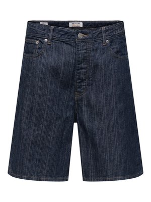 Pantaloncini in denim blu scuro con chiusura con bottoni e zip, tasche anteriori e etichetta del marchio visibile in vita.