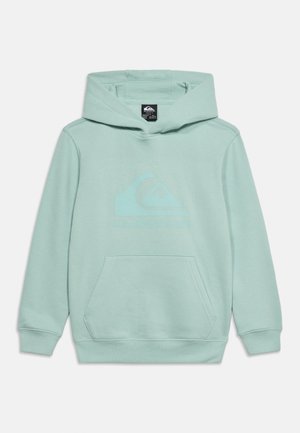 Jasnozielona bluza z kapturem i przednią kieszenią na brzuchu, z delikatnym logo Quiksilver na klatce piersiowej.