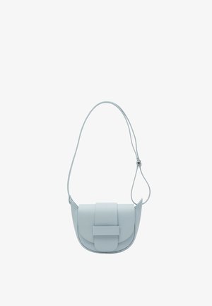 Jasnoniebieska skórzana torebka na ramię o zaokrąglonym kształcie, z klapą zamykaną na pasek oraz cienkim, regulowanym paskiem na ramię.