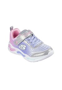 Zapatilla deportiva en púrpura y plata con parte superior texturizada, tira de Velcro y acentos de suela iluminados en rosa y azul.
